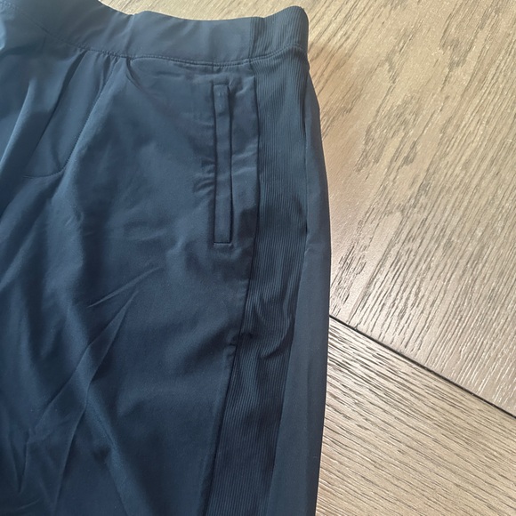 Athleta Shorts Size 2 Black Casual Travel Bermuda Walking - Picture 5 of 8